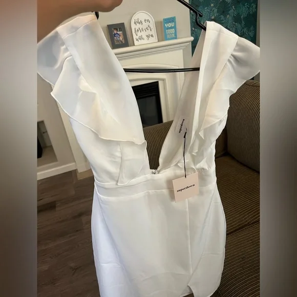 NWT, super sexy low cut and low back white Superdown linen mini dress w/slit - Picture 3 of 4